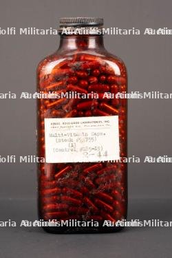 Flacon de vitamines US. US Army vitamin bottle.