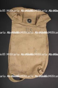 Musette pour chargeurs de pistolet mitrailleur Thompson. Thompson submachine gun magazine pouch.