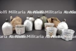 Gourdes US. US Army canteens.
