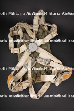 Harnais de parachute A-4. A-4 parachute harness.
