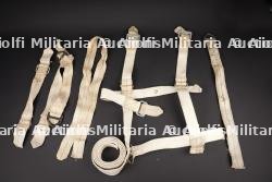 Pièces de harnais de parachute. Parachute harness components.