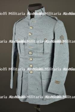 Tunique bleu horizon d'un lieutenant mitrailleur du 67e RI. Horizon blue tunic of a machine gun lieutenant of the 67th Infantry Regiment