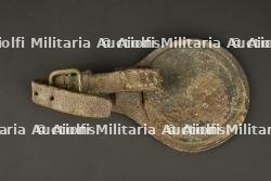 Bidon d'essai et porte sabre de cavalerie française. Experimental canteen and French cavalry sword hanger — miniature 2