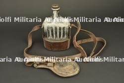 Bidon d'essai et porte sabre de cavalerie française. Experimental canteen and French cavalry sword hanger — miniature 5