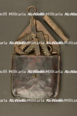 Outillage français étui de hache et scie pliante. French tool equipment set with axe carrier and folding saw — miniature 3