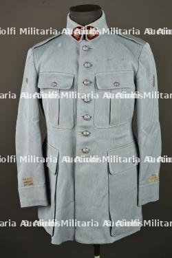 Tunique bleu horizon d'un capitaine médecin. Horizon blue tunic of a medical captain