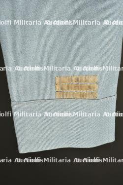 Tunique bleu horizon d'un capitaine médecin. Horizon blue tunic of a medical captain — photo 4