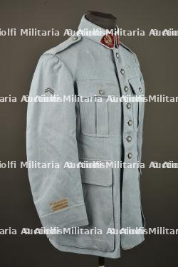 Tunique bleu horizon d'un capitaine médecin. Horizon blue tunic of a medical captain — photo 9