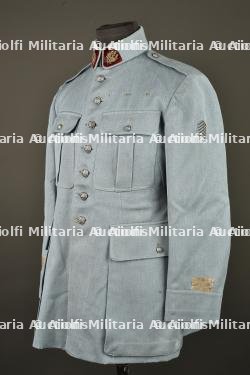 Tunique bleu horizon d'un capitaine médecin. Horizon blue tunic of a medical captain — photo 10
