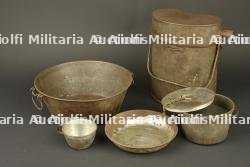 Ensemble bouthéon, gamelles et plats français.Set of French bidons, mess tins and plates