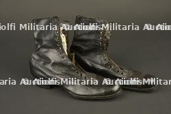 Paire de bottines d'infirmière française. Pair of French nurse’s ankle boots — miniature 7
