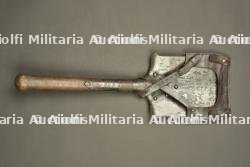 Pelle droite française avec son étui en cuir riveté. French straight entrenching shovel with riveted leather carrier — photo 1