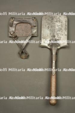 Pelle droite française avec son étui en cuir riveté. French straight entrenching shovel with riveted leather carrier — miniature 2