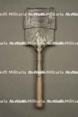 Pelle droite française avec son étui en cuir riveté. French straight entrenching shovel with riveted leather carrier — photo 6