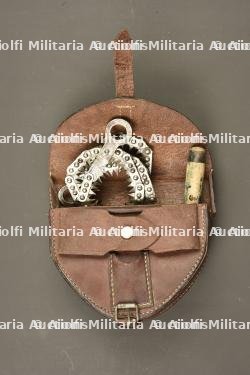 Scie pliante dans son étui cuir de cavalerie allemande. Folding saw in its German cavalry leather carrier