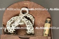 Scie pliante dans son étui cuir de cavalerie allemande. Folding saw in its German cavalry leather carrier — photo 2