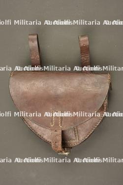 Scie pliante dans son étui cuir de cavalerie allemande. Folding saw in its German cavalry leather carrier — miniature 3