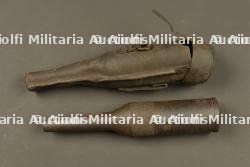 Tromblon VB avec son étui en cuir retourné. VB rifle grenade launcher with reversed leather carrier — photo 1