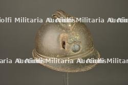 Casque Adrian de l'infanterie avec impact. Infantry Adrian helmet with impact damage