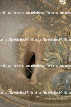 Casque Adrian de l'infanterie avec impact. Infantry Adrian helmet with impact damage — miniature 3