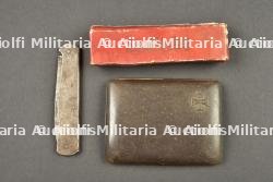 Petits objets du soldat allemand, Mercator, étui à cigarettes et harmonica. Small personal items of a German soldier including Mercator knife, cigarette case and harmonica — photo 1