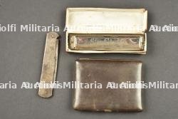Petits objets du soldat allemand, Mercator, étui à cigarettes et harmonica. Small personal items of a German soldier including Mercator knife, cigarette case and harmonica — photo 2