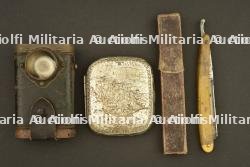Petits objets du soldat allemand, lampe rasoir et étui à cigarettes. Small personal items of a German soldier including shaving lamp, razor and cigarette case — photo 1