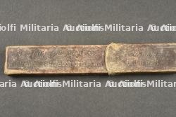 Petits objets du soldat allemand, lampe rasoir et étui à cigarettes. Small personal items of a German soldier including shaving lamp, razor and cigarette case — miniature 2
