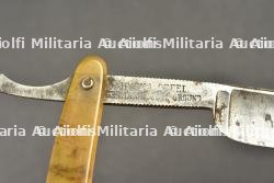 Petits objets du soldat allemand, lampe rasoir et étui à cigarettes. Small personal items of a German soldier including shaving lamp, razor and cigarette case — miniature 3