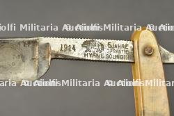 Petits objets du soldat allemand, lampe rasoir et étui à cigarettes. Small personal items of a German soldier including shaving lamp, razor and cigarette case — miniature 4
