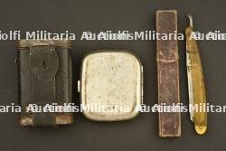 Petits objets du soldat allemand, lampe rasoir et étui à cigarettes. Small personal items of a German soldier including shaving lamp, razor and cigarette case — miniature 6