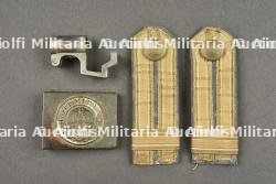 Lot allemand bouchon G98, boucle de ceinturon et pattes d'épaule. German lot including Gewehr 98 muzzle cover, belt buckle and shoulder straps — photo 1