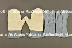 Deux paires de moufles françaises bleu horizon. Two pairs of French horizon blue mittens — miniature 2