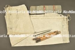 Toile de tente allemande avec étui et piquets de tente. German shelter half with carrier and tent pegs