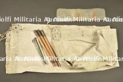 Toile de tente allemande avec étui et piquets de tente. German shelter half with carrier and tent pegs — photo 3