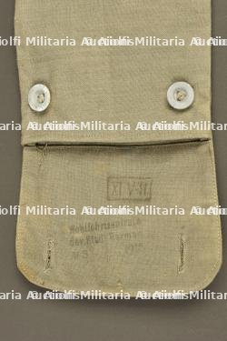 Toile de tente allemande avec étui et piquets de tente. German shelter half with carrier and tent pegs — miniature 4