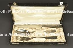 Couverts en métal argenté à motif de croix de fer dans leur coffret. Silver plated cutlery with Iron Cross motif in fitted case — photo 1