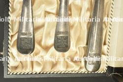 Couverts en métal argenté à motif de croix de fer dans leur coffret. Silver plated cutlery with Iron Cross motif in fitted case — photo 4