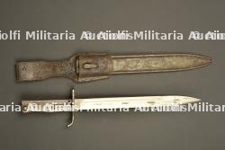 Baïonnette ersatz avec porte fourreau. Ersatz bayonet with frog.