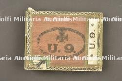 Boite de cigares à l'effigie de Otto Weddigen et du sous marin U9. Cigar box bearing the image of Otto Weddigen and submarine U9
