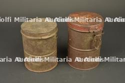 Lot de 2 boîtes de masque anti-gaz allemands. Lot of two German gas mask canisters — photo 1
