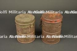 Lot de 2 boîtes de masque anti-gaz allemands. Lot of two German gas mask canisters — photo 6