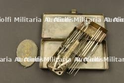 Insigne d'infirmier allemand et boîte d'ustensiles médicaux. German medic badge and medical instrument case. — photo 2