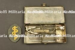 Insigne d'infirmier allemand et boîte d'ustensiles médicaux. German medic badge and medical instrument case. — photo 3
