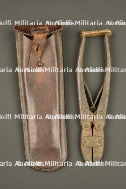 Pince coupante allemande M1911 dans son étui cuir. German Model 1911 wire cutters in leather carrier — photo 1
