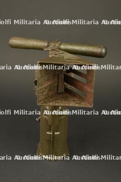 Machine à garnir les bandes pour MG08 Gurtfuller. Belt loading machine for MG08 ammunition belts, Gurtfüller. — miniature 2
