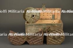 Deux chargeurs tambour de MG08-15 dans leur caisse. Two MG08-15 drum magazines in their transport case.