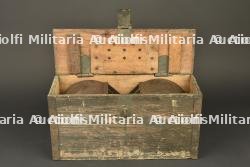 Deux chargeurs tambour de MG08-15 dans leur caisse. Two MG08-15 drum magazines in their transport case. — miniature 2