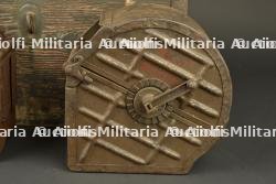 Deux chargeurs tambour de MG08-15 dans leur caisse. Two MG08-15 drum magazines in their transport case. — miniature 4