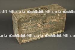 Deux chargeurs tambour de MG08-15 dans leur caisse. Two MG08-15 drum magazines in their transport case. — photo 9